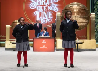 Ainhoa Rosero (i) y Yesica Paola Valencia (d) cantan un quinto premio del Sorteo Extraordinario de la Lotería de Navidad 2022. - Eduardo Parra - Europa Press