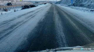 Una carretera nevada en Salamanca.