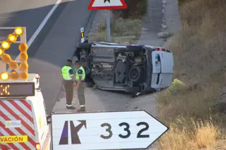 Furgoneta siniestrada en el lugar del accidente. 
