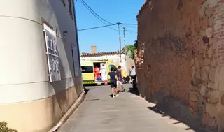 Ambulancia en Pelabravo para atender al varón herido tras caer de un tejado