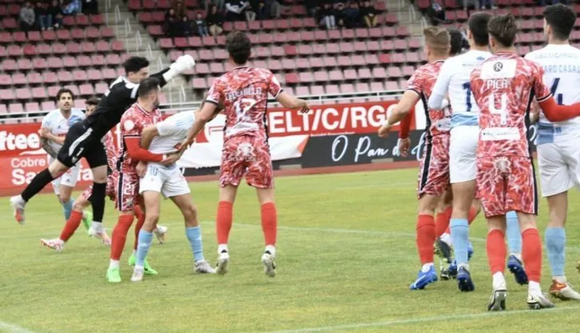 Rabanillo despeja de puños ante el Compostela | FOTO CD GUIJUELO