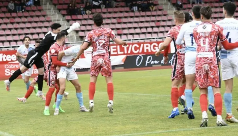 Rabanillo despeja de puños ante el Compostela | FOTO CD GUIJUELO