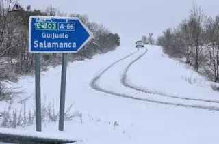 José Vicente ICAL . La intensa nevada de las últimas horas obliga a cerrar al tráfico la Autovía de la Ruta de la Plata (A 66) entre Sorihuela y Vallejera de Riofrío (Salamanca) (15)