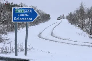 José Vicente ICAL . La intensa nevada de las últimas horas obliga a cerrar al tráfico la Autovía de la Ruta de la Plata (A 66) entre Sorihuela y Vallejera de Riofrío (Salamanca) (15)