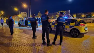 Un conductor impacta contra unos contenedores y un vehículo y se da a la fuga | S24H