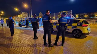 Un conductor impacta contra unos contenedores y un vehículo y se da a la fuga | S24H