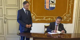 Bosch firmando el libro de oro del Ayuntamiento junto a Carbayo