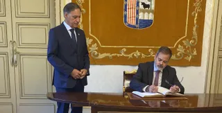 Bosch firmando el libro de oro del Ayuntamiento junto a Carbayo