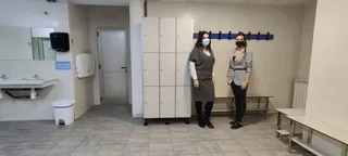 Nuevo mobiliario y cubiertas en el pabellón