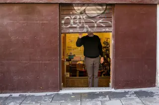 Un autónomo sube la trapa de su establecimiento