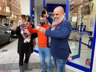 El despacho de 'Los Manolos' reparte 30.000 euros por décimo con el primer premio de la Lotería Nacional