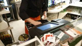 Ep caja cobrar cobro cobrando trabajador trabajando camarero bar autonomo consumo cafeteria precios 780x440