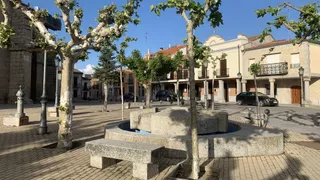 Plaza Mayor de Macotera con el Ayuntamiento y el Museo provincial de las Llanuras y Campiñas de fondo
