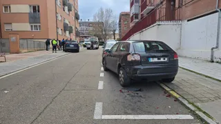 Un turismo choca contra un vehículo aparcado en el barrio del Tormes