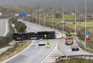 GALERÍA | Cortada la A-62 a la altura de Ciudad Rodrigo por el vuelco de un camión con su carga. Vicente |ICAL