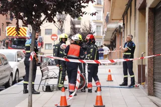 Bomberos de Salamanca en una vivienda de la calle Juan Picornell. Foto Andrea M.