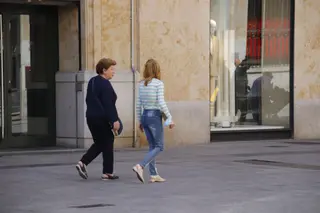 Gente paseando por la plaza del Liceo en Verano