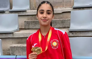 Andrea Jaén con la medalla en gradas tras proclamarse campeona de España Sub 18 de 5.000 metros