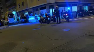 Una menor se precipita desde un piso a la calle