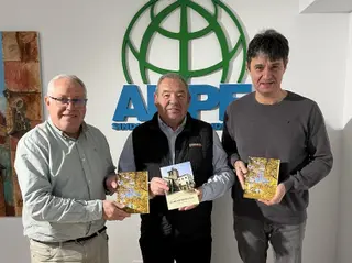 Autor Ángel Estevez, con el presidente de ANPE  Guillermo Bueno y el vicepresidente Javier Riesco.