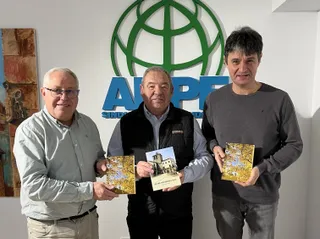 Autor Ángel Estevez, con el presidente de ANPE  Guillermo Bueno y el vicepresidente Javier Riesco.