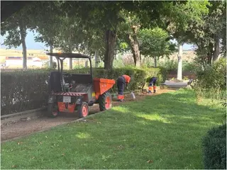 Operarios del Ayuntamiento de Alba de Tormes trabajando en el parque de El Espolón | Ayuntamiento de Alba de Tormes