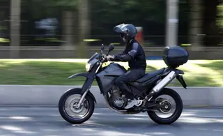 Motocicleta circulando - EP