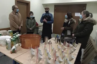 El barman Teo Marcos junto a algunos de los participantes en el taller de cócteles