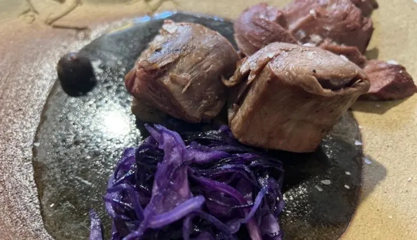 Jabalí con lombarda, bellota y chocolates salados (2)