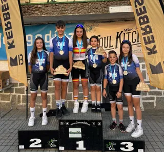 Representantes del equipo ciclista Mirat en el podium