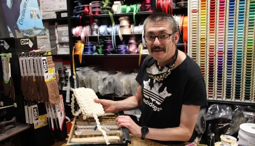Carlos Palomo muestra uno de sus productos.