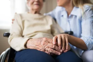 Acompañamiento de una persona mayor, anciana
