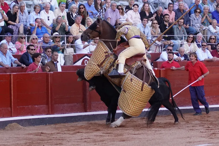 Picador Pedro Manuel Muñoz derribado en el segundo bis de la tarde en el turno de San Román