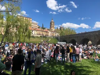 Los salmantinos disfrutan del Lunes de Aguas junto al Puente Romano (65)