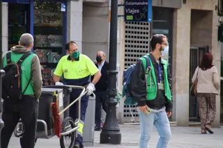 Un trabajador municipal en la calle Zamora