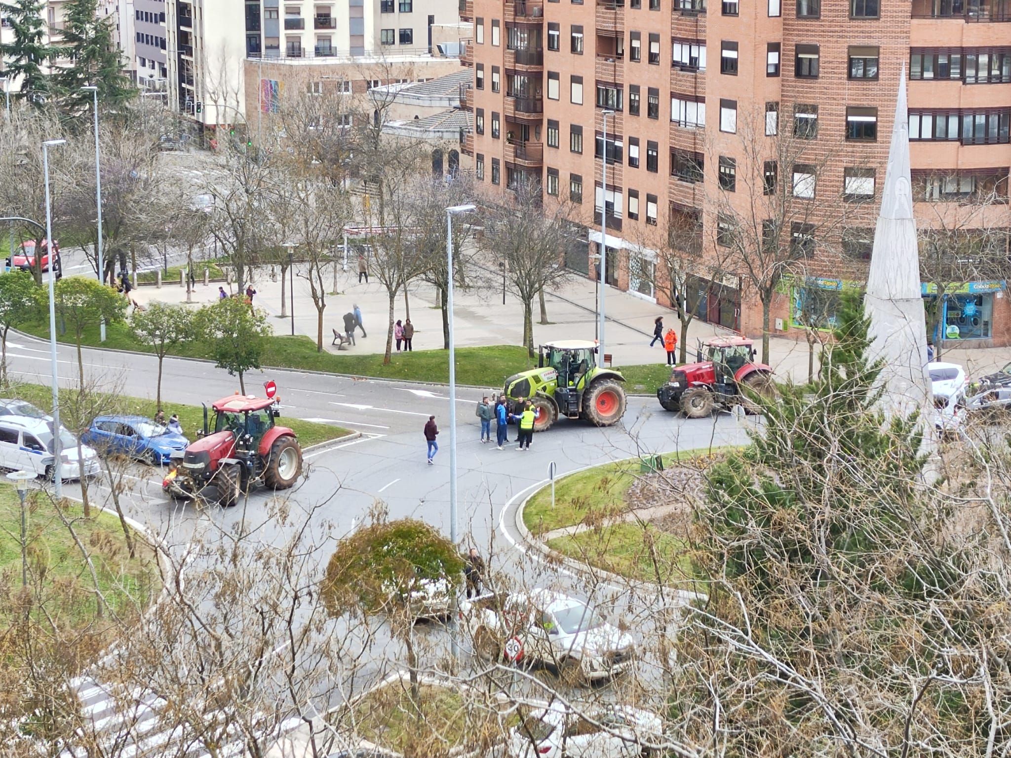 Tractorada en la rotonda del Pirulí