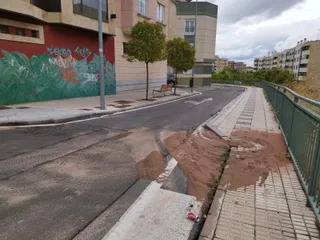 Vecinos de la calle Peñaranda alertan de la rotura de una tubería. Fotos Andrea M.