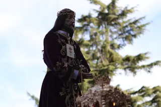 Jesús Rescatado procesiona en Salamanca con su nueva túnica y la atenta mirada de cientos de fieles | Mateo G.J.
