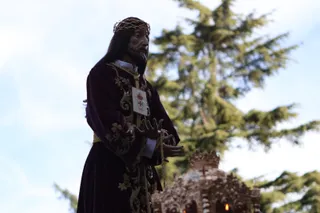 Jesús Rescatado procesiona en Salamanca con su nueva túnica y la atenta mirada de cientos de fieles | Mateo G.J.