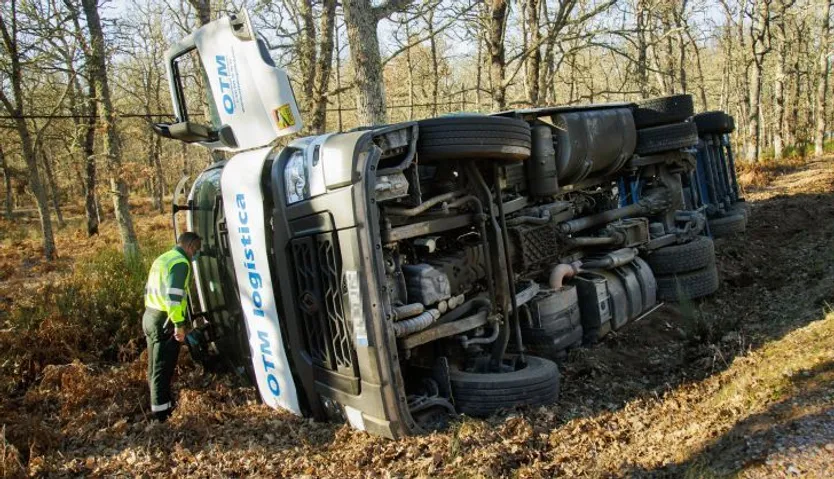 Herido el conductor de un camión tras sufrir un vuelco en Villasrubias. Foto: ICAL