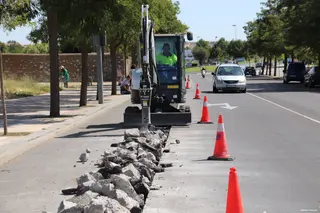 Maquinaria trabajando en la avenida de la Aldehuela