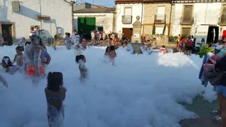 Fiesta en las piscinas, hinchables y fiesta de la espuma en Pereña de la Ribera