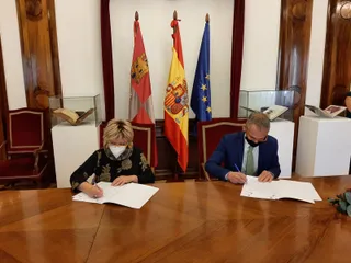 La subdelegada del Gobierno en Salamanca, Encarnación Pérez y y el rector de la Universidad de Salamanca, Ricardo Rivero