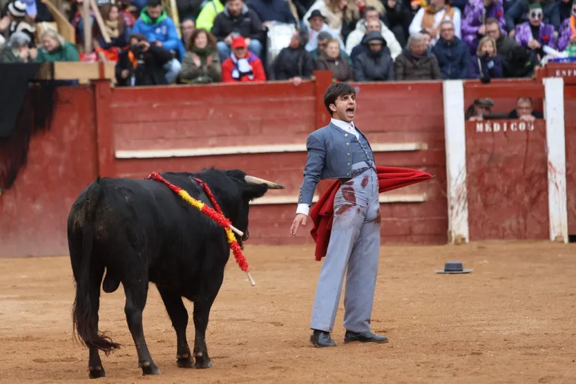 Francisco Rodríguez con el tercer novillo de la tarde en la novillada sin picadores del bolsín taurino en Ciudad Rodrigo