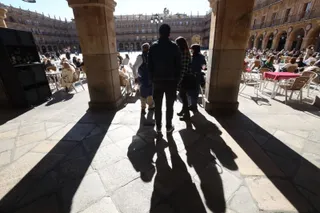 Colas para sentarse en las terrazas de Salamanca
