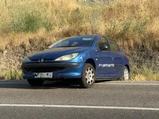 Vehículo que se ha salido de la vía en la carretera de Aldealengua 