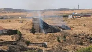 Una dotación de bomberos sofoca un incendio de pasto en el antiguo puente de La Salud