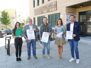 Pedro Samuel Martín, acompañado de Teresa Sánchez, Alba Hernández, Domingo Elena (Tote) y José Álvarez han presentado el programa de actividades de educación, cultura y deportes