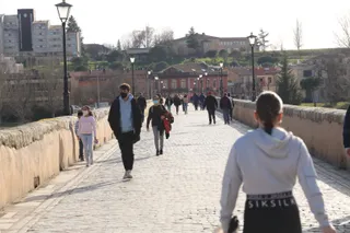 Paseantes por el Puente Romano de Salamanca