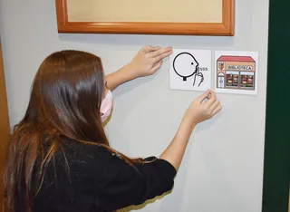 Colocación pictogramas eliminación barreras (5)